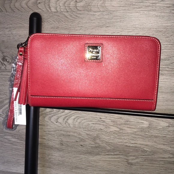 Dooney & Bourke Handbags - NWT- Dooney&Bourke Saffiano Alice Clutch/Wristlet